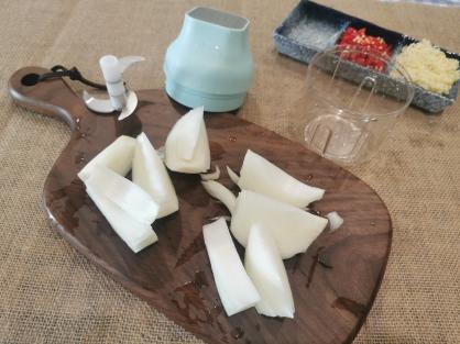 Electric Garlic Chopper,Electronic Food Chooper,Automatic Mini Masher Crusher,USB Rechargeable Food Chopper,Portable Food Processor for Vegetables/Meats/Spices,250ml