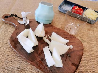 Electric Garlic Chopper,Electronic Food Chooper,Automatic Mini Masher Crusher,USB Rechargeable Food Chopper,Portable Food Processor for Vegetables/Meats/Spices,250ml